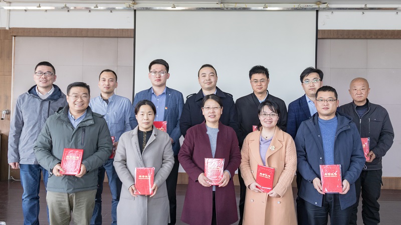 4267af5961034b13aebbf8ff17538a50.jpg 先进个人.jpg