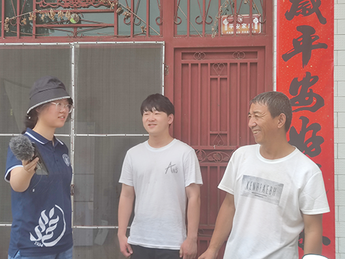 08199778f052456588b975e936966d2b.png 调研队成员对村里老员工及其父亲进行采访.png